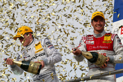 Podium du championnat : DTM champion 2008 Timo Scheider, deuxième Paul di Resta