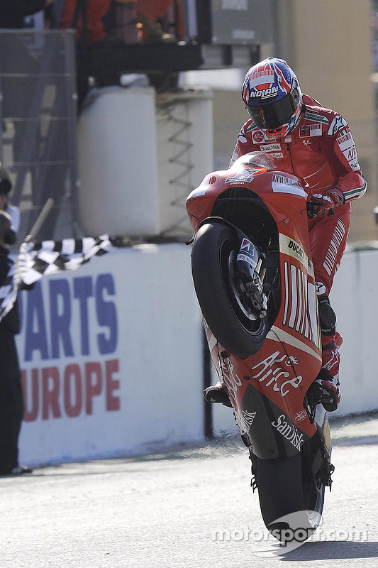 Casey Stoner passa sul traguardo e vince la gara