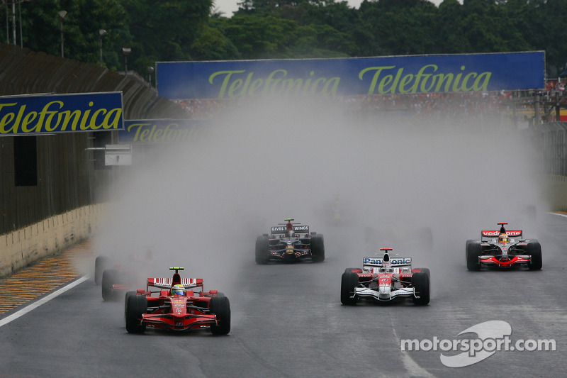 Start: Felipe Massa, Scuderia Ferrari leads the field