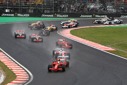 Start: Felipe Massa, Scuderia Ferrari leads the field