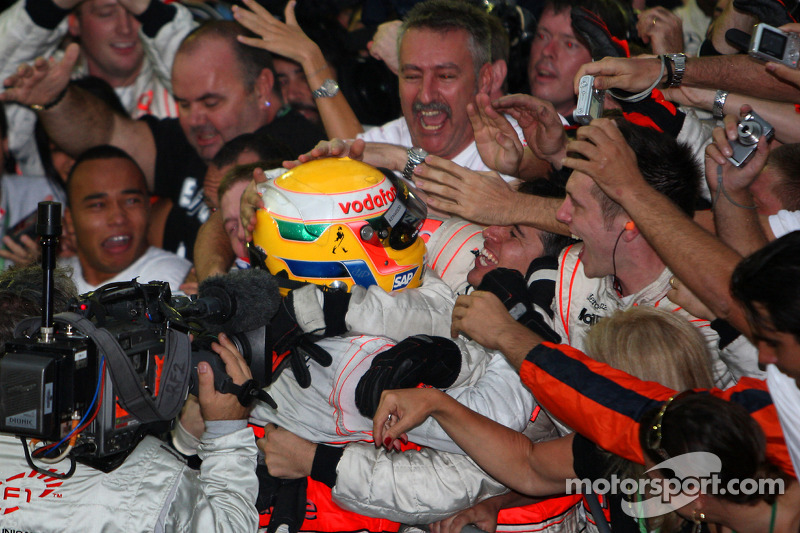 Campeón del Mundo F1 2008, Lewis Hamilton, celebrando