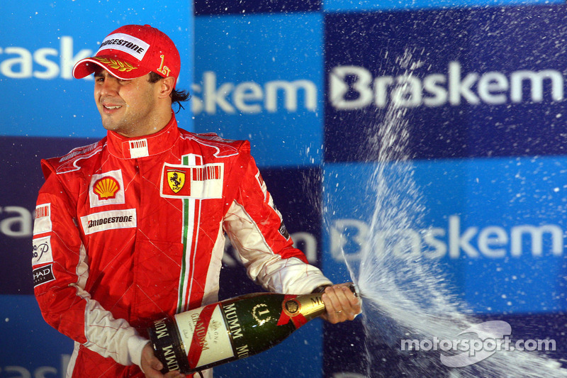 Podio: ganador de la carrera Felipe Massa rociando de champaña