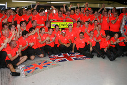 Campeón del Mundo 2008 Lewis Hamilton celebra con los miembros del equipo McLaren Mercedes