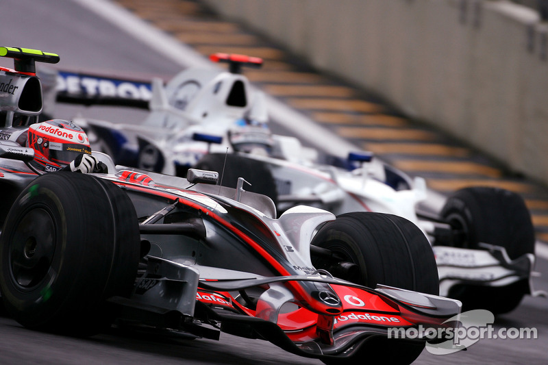 Heikki Kovalainen, McLaren Mercedes, Nick Heidfeld, BMW Sauber F1 Team