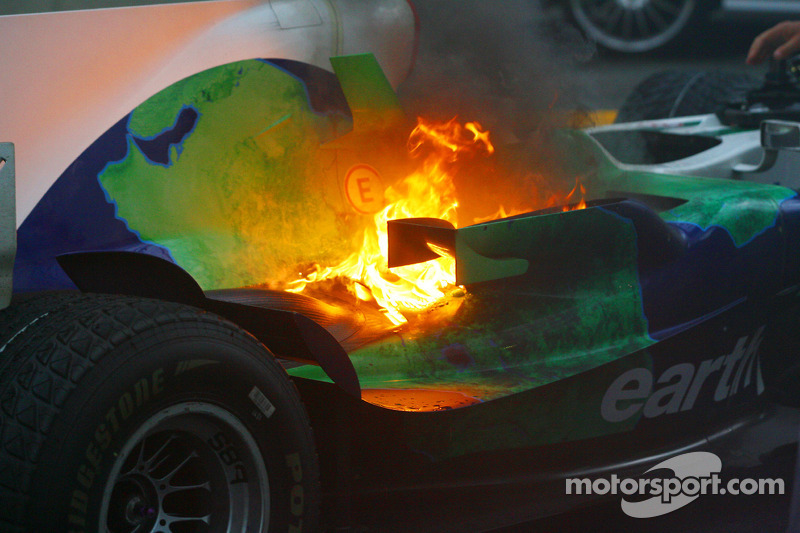 Honda Racing F1 Team RA108 de Jenson Button con fuego