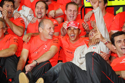 Le champion du monde 2008 Lewis Hamilton fête avece Ron Dennis, Heikki Kovalainen, Pedro de la Rosa et les membres de l'équipe McLaren Mercedes