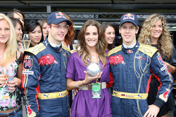 Le concours de filles Formula Una: la gagnante avec Sébastien Bourdais et Sebastian Vettel
