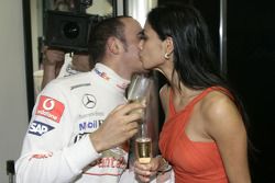 Campeão Lewis Hamilton comemora com a namorada,  Nicole Scherzinger