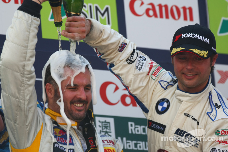 Yvan Muller e Andy Priaulx festeggiano con lo champagne