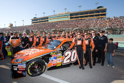 Tony Stewart mit Joe Gibbs Racing Teammitglieder im letzten Rennen mit dem Team