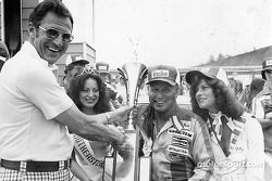 Le vainqueur Cale Yarborough