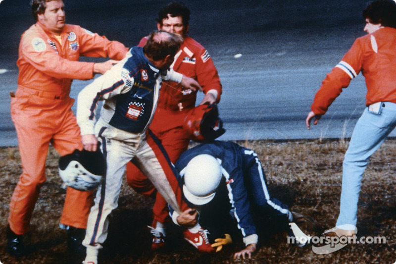 Em 1979 aconteceu a mais célebre luta desajeitada do automobilismo. Cale Yarborough e Donnie Allison brigaram após baterem um no outro, dando a vitória a Richard Petty, na última volta da Daytona 500 de 1979. Capacetes ao vento e socos no vazio marcaram o