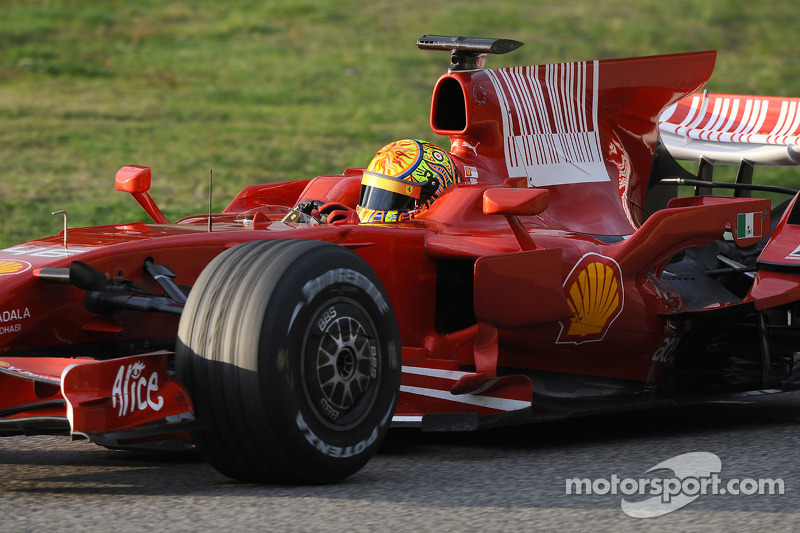 Valentino Rossi teste la Ferrari F2008