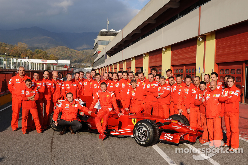 Valentino Rossi poseert met de Ferrari F2008 en het team