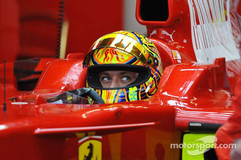 Valentino Rossi di balik kemudi Ferrari F2008