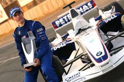 Photoshoot: World Final winner Alexander Rossi