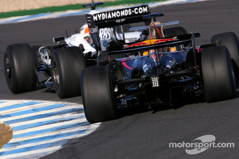 Em 2008, Buemi virou piloto de testes da Red Bull. Na foto, aparece atrás de Hulkenberg em treino