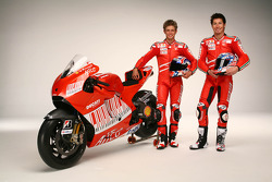 Casey Stoner et Nicky Hayden avec la nouvelle Ducati Desmosedici GP9