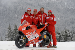 Nicky Hayden, Casey Stoner, Livio Suppo et Vittoriano Guareschi avec la nouvelle Ducati Desmosedici GP9