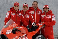 Nicky Hayden, Casey Stoner, Livio Suppo y Vittoriano Guareschi con la nueva Ducati Desmosedici GP9