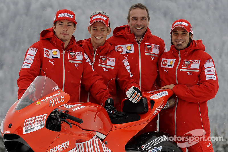 Nicky Hayden, Casey Stoner, Livio Suppo y Vittoriano Guareschi con la nueva Ducati Desmosedici GP9