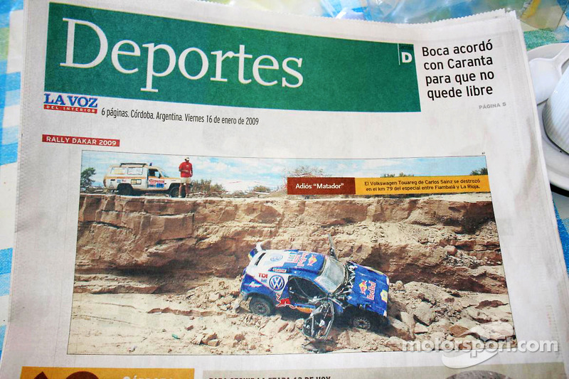 Periódicos locales hablan del accidente de Carlos Sainz