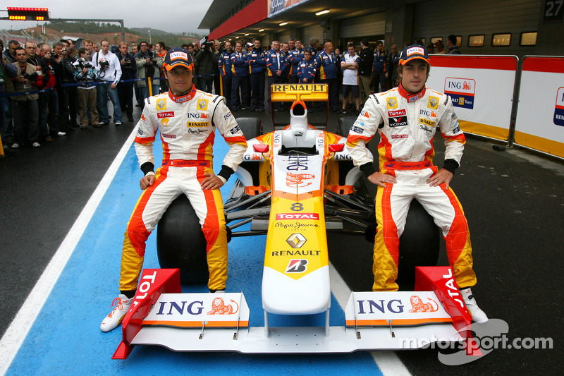 Fernando Alonso and Nelson A. Piquet with the new Renault R29