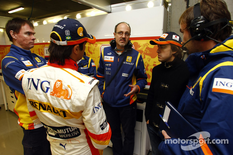 Nelson A. Piquet y Fernando Alonso habla con los miembros del equipo Renault F1