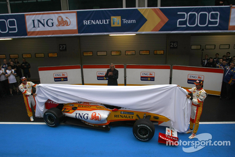 Fernando Alonso, Flavio Briatore and Nelson A. Piquet unveil the new Renault R29