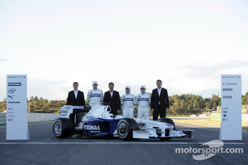 Walter Riedl, Robert Kubica, Dr. Mario Theissen, Nick Heidfeld, Christian Klien ve Markus Duismann ve yeni BMW Sauber F3.09