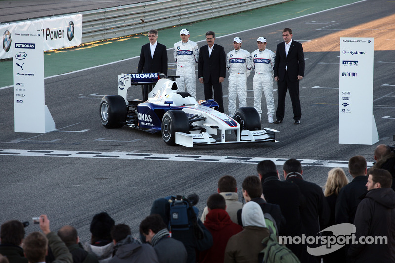 Walter Riedl, Robert Kubica, Dr. Mario Theissen, Nick Heidfeld, Christian Klien and Markus Duismann with the new BMW Sauber F1.09