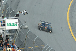 #16 Penske Racing Porsche Riley: Timo Bernhard, Ryan Briscoe, Romain Dumas takes the checkered flag