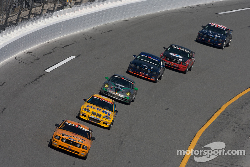 #59 Rehagen Racing Ford Mustang GT: Dean Martin, Larry Rehagen est devant un groupe de voitures