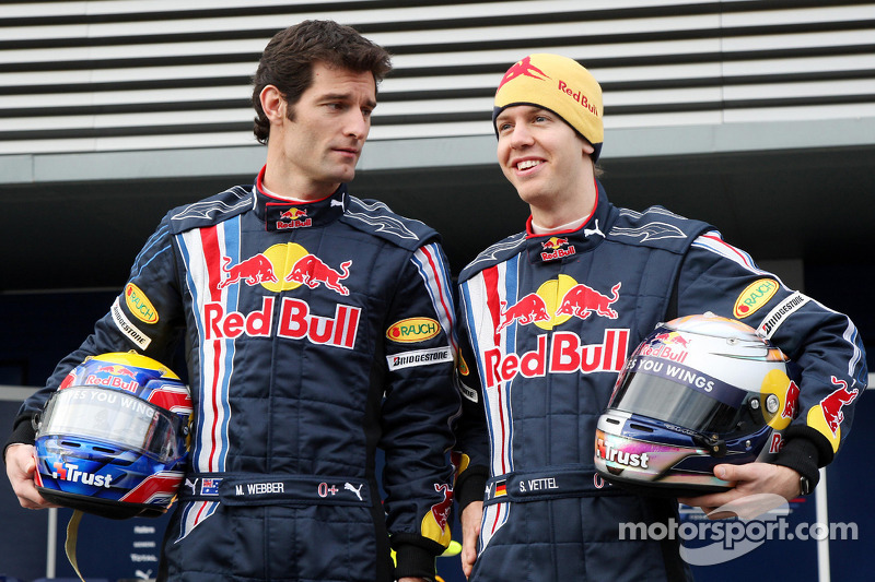 Sebastian Vettel y Mark Webber posan con el nuevo Red Bull RB5