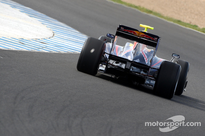 Sebastian Vettel test ediyoryeni Red Bull RB5