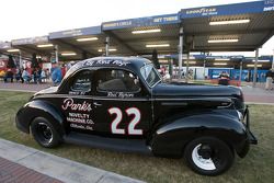 La voiture vintage de Red Byron dans la zone des fans