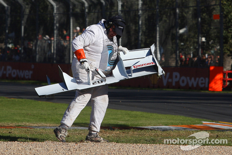 Немецкий пилот лишился шансов принести Force India первые в сезоне очки, когда, выезжая на трассу после пит-стопа на 27-м круге, попытался опередить Райкконена и остался без переднего крыла