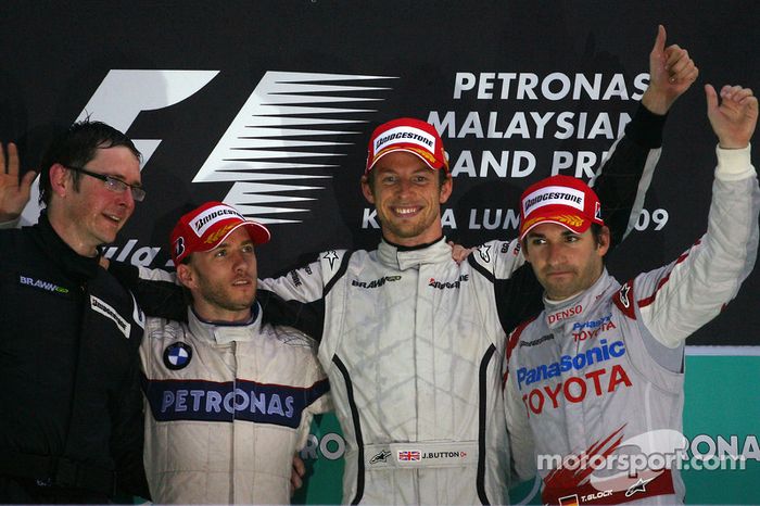 Podio: ganador de la carrera Jenson Button, Brawn GP; Nick Heidfeld, BMW Sauber F1 Team el segundo l