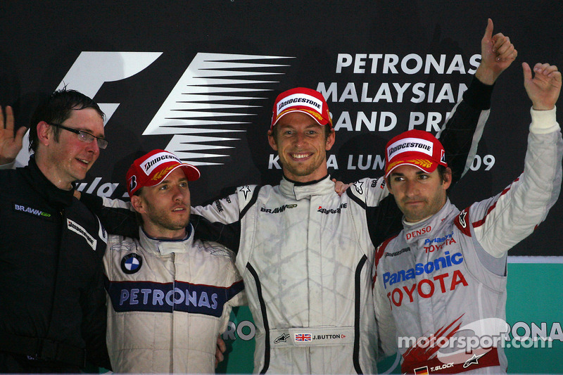 Podium: winnaar Jenson Button, Brawn GP, tweede Nick Heidfeld, BMW Sauber F1 Team, derde Timo Glock,