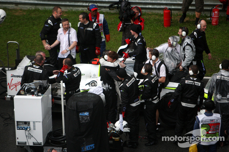 Jenson Button, Brawn GP, kutlama yapıyor winning, reformed grid, after te race is red flag due to ra