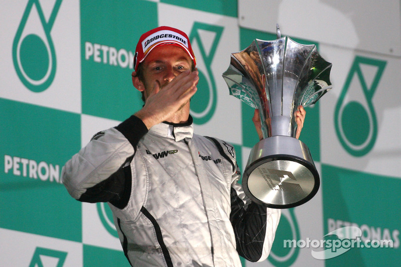 Podio: ganador de la carrera Jenson Button, Brawn GP
