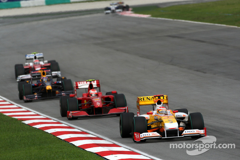 Fernando Alonso, Renault F1 Team, y Kimi Raikkonen, Scuderia Ferrari