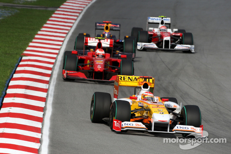 Fernando Alonso, Renault F1 Team y Kimi Raikkonen, Scuderia Ferrari