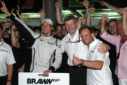 Brawn GP celebrations: Jenson Button, Brawn GP, Ross Brawn Brawn GP Team Principal, Rubens Barrichel