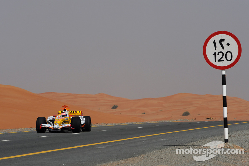 Romain Grosjean fährt ein Formel-1-Auto von Renault über einen Highway in Dubai