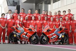 Sesión de fotos de Ducati Marlboro Team: Casey Stoner y Nicky Hayden posan con los miembros del equipo Ducati Marlboro