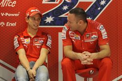 Casey Stoner, Ducati Marlboro Team, et son ingénieur Cristian Gabarrini