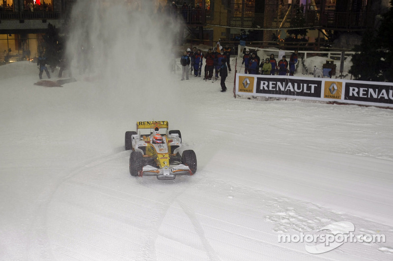 Nelson Piquet fährt den Renault F1 R28 in der Skihalle in Dubai