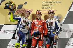 Podium : le vainqueur Casey Stoner, Ducati Marlboro Team, deuxième Valentino Rossi, Fiat Yamaha Team, troisième Jorge Lorenzo, Fiat Yamaha Team