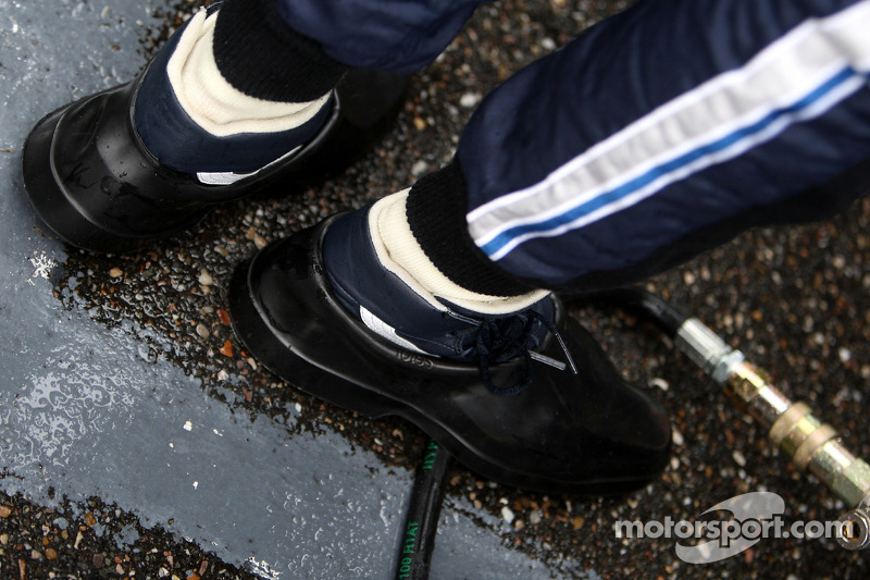Sebastian Vettel, Red Bull Racing con cubiertas especiales para mantener seco su calzado